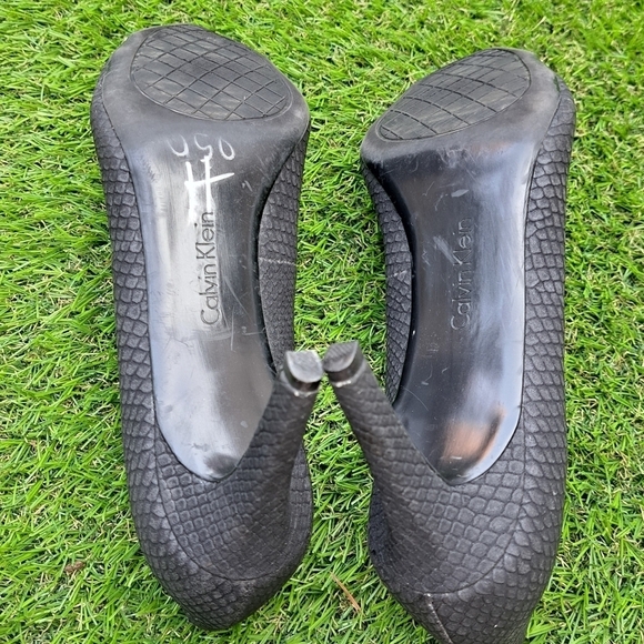 Calvin Klein Belino Black Pointed Toe Slip On Pump Size 7.5 - Picture 11 of 15